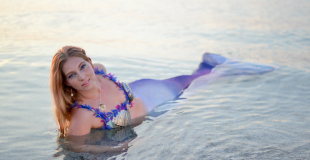 Freya la sirène allonger en bord de mer