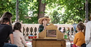 John, le ver de terre au festival Ludinam à Besançon (photo suricate photographie)