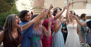 La mariée et ses amies pendant le cocktail du mariage