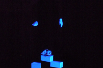 Spectacle visuel de théâtre en lumière noire