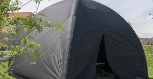 Dôme noir pour accuillir le light painting