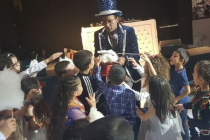 Magicien polino avec son lapin.