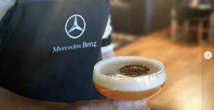 Lors d’un événement privé pour Mercedes-Benz, nos cocktails sur-mesure ont pris place au cœur de l’expérience client.