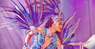 Costume bleu majestueux dans le style Carnaval de Rio. Effet visuel puissant pour shows principaux.