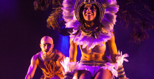 Performance « Tribal Fusion », inspirée de l’Amazonie, avec énergie forte et esthétique immersive.