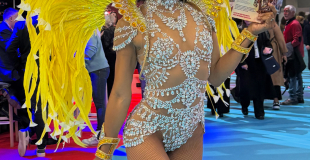 Danseuse en costume jaune prestige, idéale pour animations d’accueil et événements corporate haut de gamme.