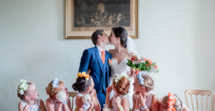 Les mariés à la mairie avec demoiselles d'honneurs