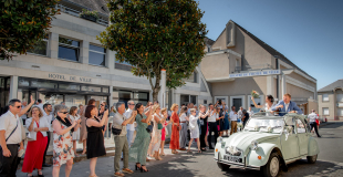 Sortie de Mairie à Angers les mariés partent pour la salle