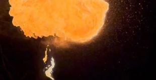 Cracheur de feu lors du spectacle Eldro le Viking crachant une boule de feu.