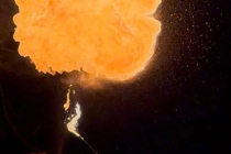 Cracheur de feu La Tribe Performance lors du spectacle Eldro le viking.