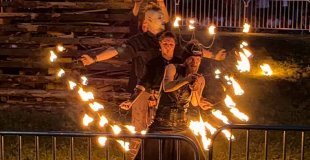 Cracheurs et jongleurs de feu lors d'un rituel viking collectif La Tribe.