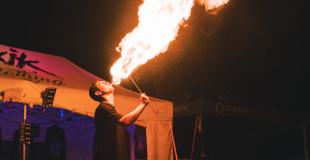 Cracheur de feu La Tribe Performance lors d'un événement de grande envergure